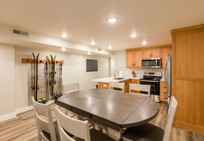 Dining - Gorgeous brand new 2BR unit, sleeps 6.  Amazing ski location! (Salt Lake City)