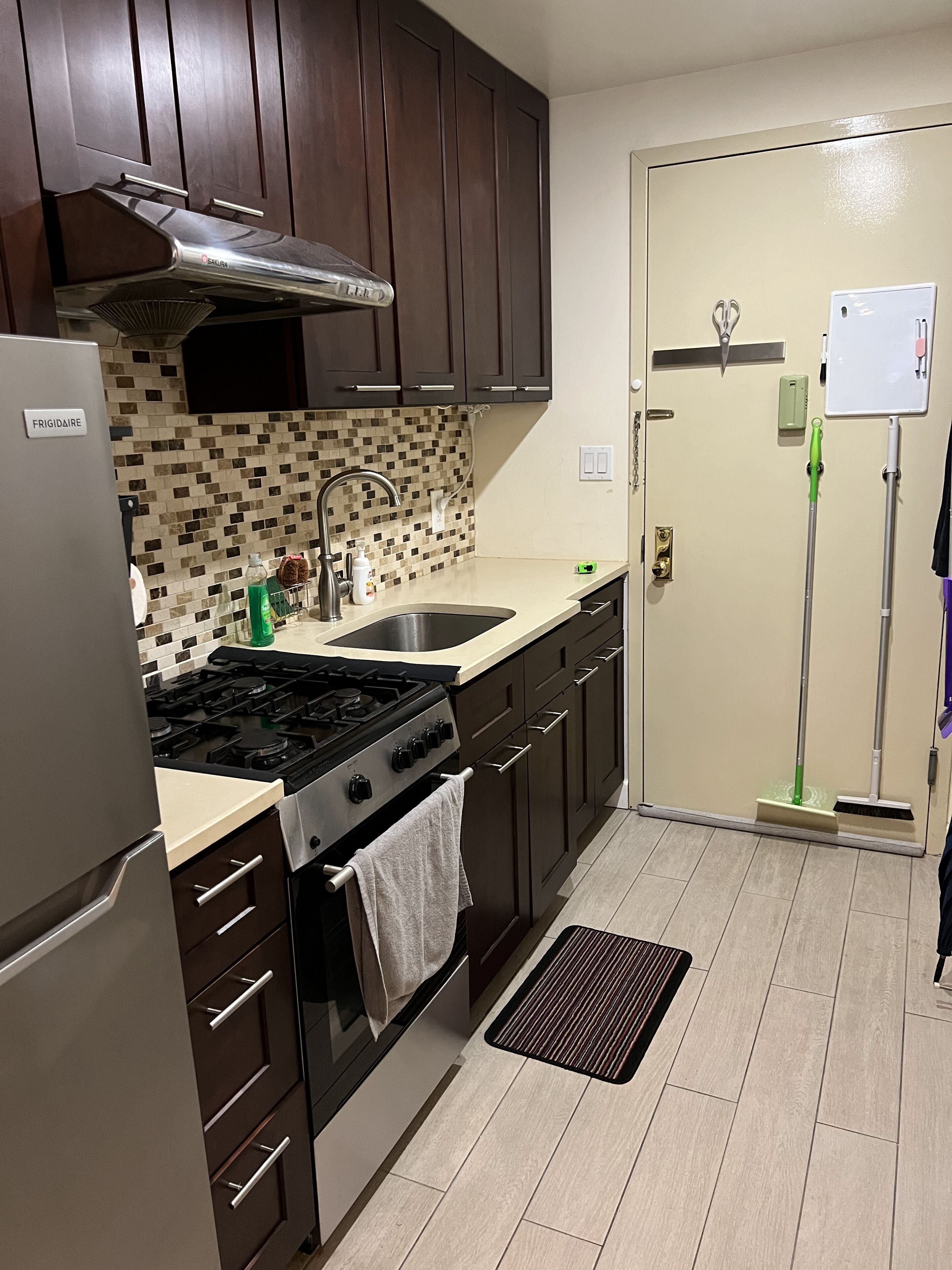 ثلاجة، فرن، موقد طهي مسطح، ماكينة لصنع القهوة/الشاي