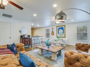 Books, music library, stereo - RanchHouze in Round Top (Round Top)