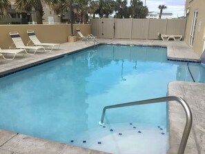 Alberca techada y alberca al aire libre