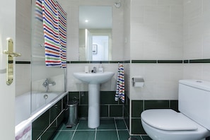 Kombination af bruser/badekar, hårtørrer, bidet, håndklæder