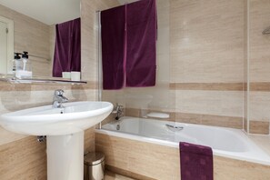 Ensemble douche/baignoire, sèche-cheveux, bidet, serviettes fournies