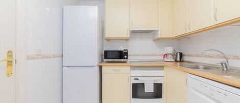 Frigorífico, microondas, horno y lavavajillas