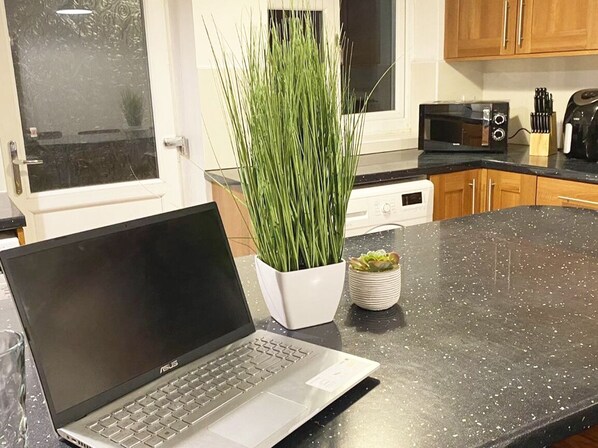 Fridge, microwave, oven, stovetop - Midlands Contractor Team House (Walsall)