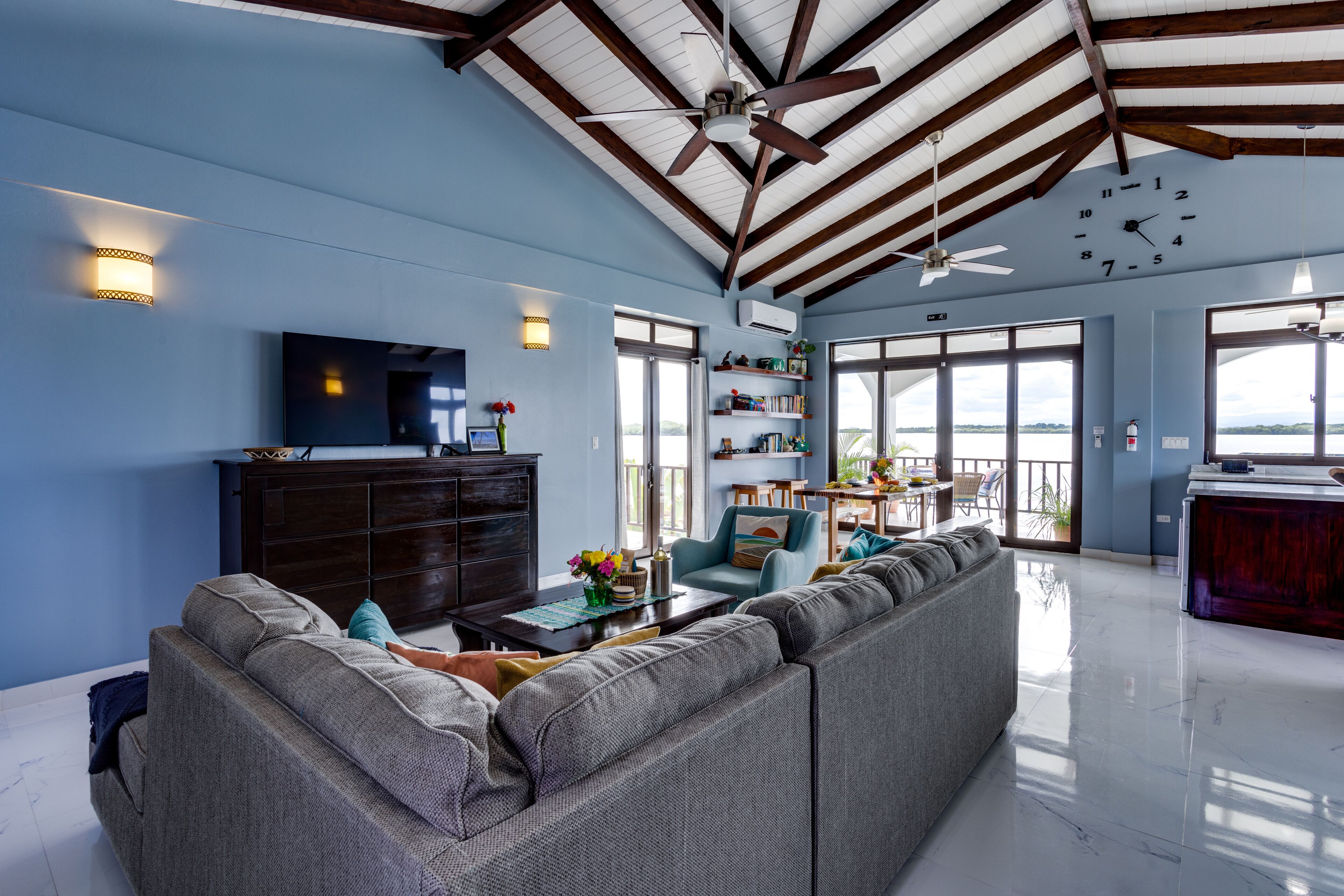 Smart-TV, Bücher, Stereoanlage