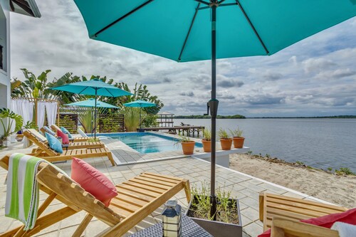 Ophelia's Villa: Waterfront Luxury with Private Pool