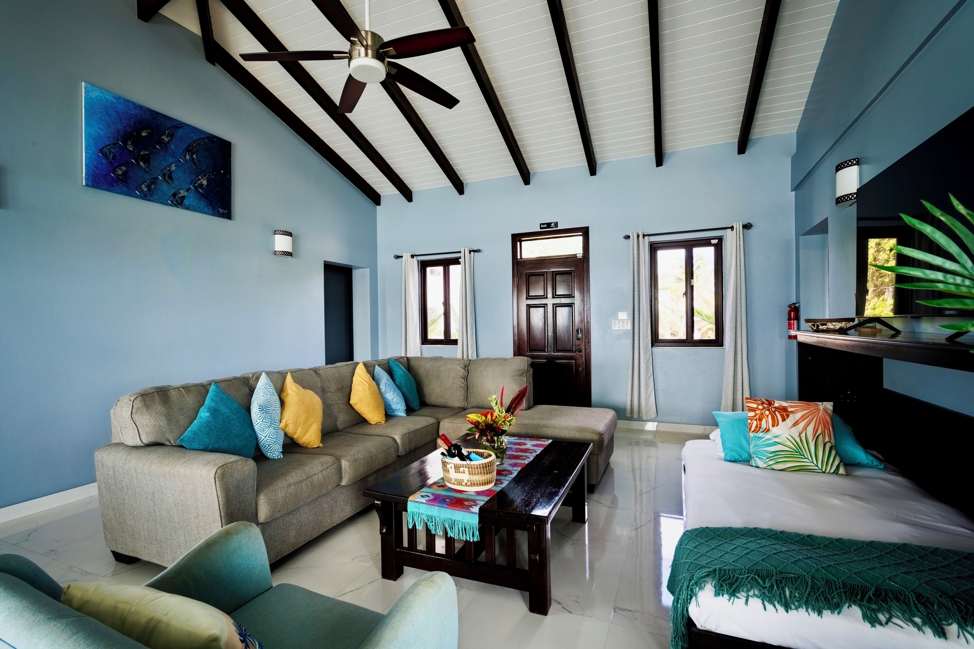 3 quartos, cofres nos quartos, escrivaninha