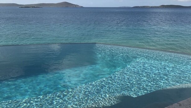 A clear view of a swimming pool with a view of the sea and distant islands. - Winter Waterfront, amazing views of the Caribbean Seas. (St Thomas)