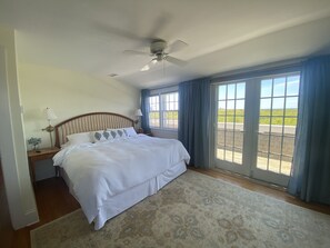 5 bedrooms, iron/ironing board, WiFi, bed sheets