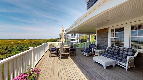 Outdoor dining - Nantucket Classic! 5 Bed/4 Bath Sconset Beach-Golf-Lighthouse (Nantucket)
