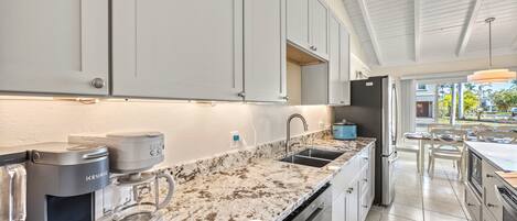 Jääkaappi, mikroaaltouuni, uuni, liesi