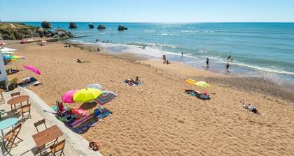 Magnificent South-facing Villa with Jaccuzzi, Beach and Corniche 200 m away