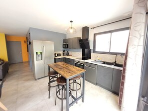 Fridge, microwave, oven, stovetop - Magnificent South-facing Villa with Jaccuzzi, Beach and Corniche 200 m'away (Saint-Hilaire-de-Riez)