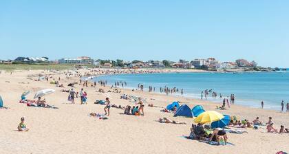 Magnificent South-facing Villa with Jaccuzzi, Beach and Corniche 200 m'away