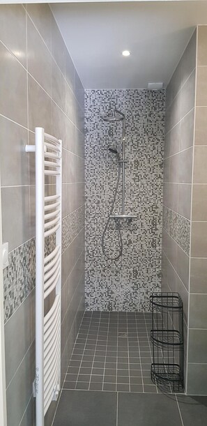 Bathtub, hair dryer, towels, toilet paper - Magnificent South-facing Villa with Jaccuzzi, Beach and Corniche 200 m'away (Saint-Hilaire-de-Riez)