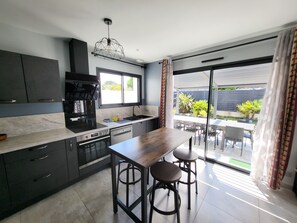 Fridge, microwave, oven, stovetop - Magnificent South-facing Villa with Jaccuzzi, Beach and Corniche 200 m'away (Saint-Hilaire-de-Riez)