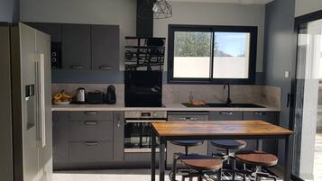 Refrigerador, microondas, horno y parrilla de estufa