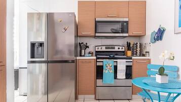 Refrigerador, microondas, horno, placa de cocina