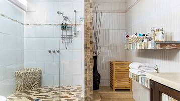 Combined shower/bathtub, eco-friendly toiletries, hair dryer, bidet