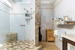 Combined shower/bathtub, eco-friendly toiletries, hair dryer, bidet - Blessed Home! Perfect location, private with pool (San Juan)