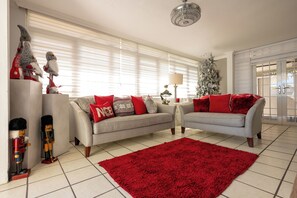 Smart TV, stereo - Blessed Home! Perfect location, private with pool (San Juan)