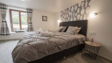 20 bedrooms, iron/ironing board, free WiFi, bed sheets