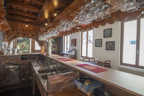 Fridge, microwave, oven, stovetop - Hotel converted into a group B&B with 20 rooms and 18 bathrooms (Bussang)