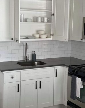 Microwave, coffee/tea maker, electric kettle, dining tables - Downtown Suite in Queens Near JFK & LGA (Queens)