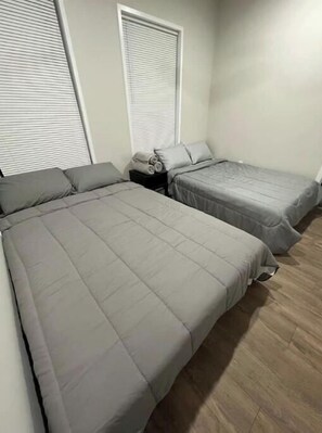 1 غرفة نوم ومكواة/لوح كي وواي فاي مجانًا وملاءات أسرّة