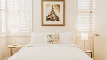 2 chambres, bureau, fer et planche Ă repasser, lit parapluie