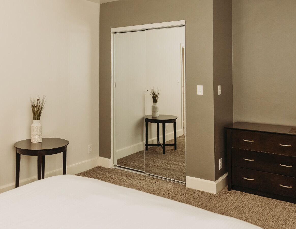 2 makuuhuonetta, työpöytä, silitysrauta/-lauta, vauvan matkasänky