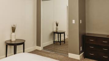 2 slaapkamers, een bureau, een strijkplank/strijkijzer, reisbedje