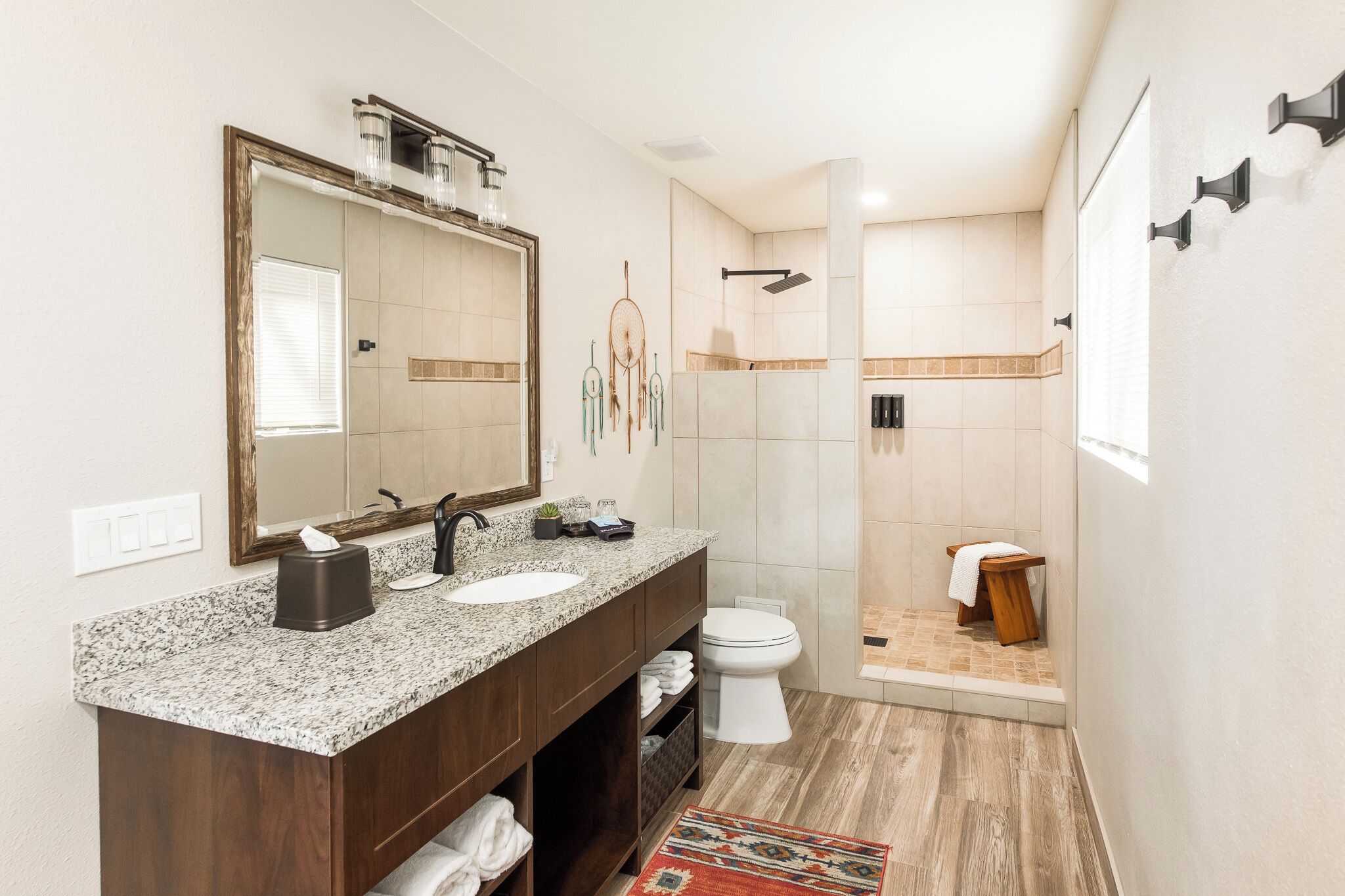 Habitación doble de lujo, vista a la montaña | Baño | Secadora de cabello, toallas, jabón, shampoo 
