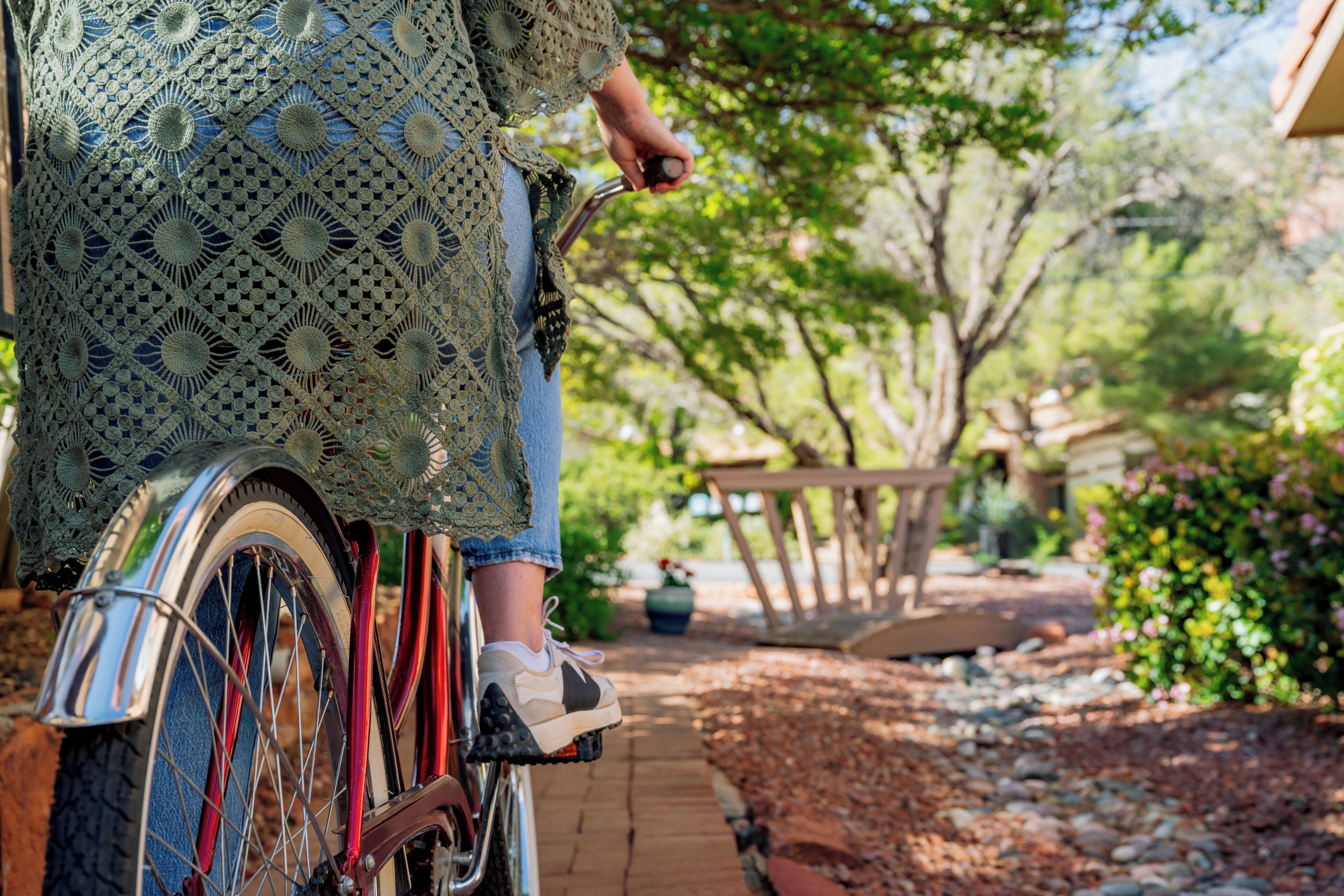 Una bicicleta con una cubierta de encaje y una persona montándola.