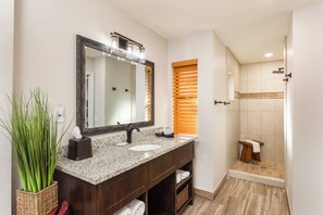 Deluxe Double Room, Mountain View | Bathroom | Hair dryer, towels, soap, shampoo - Whispering Creek B&B (Sedona)