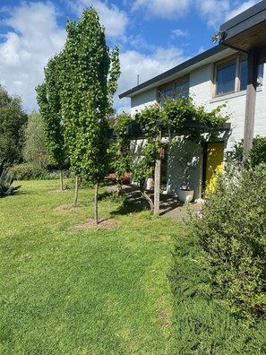 Exterior - Spacious family stay near Peninsula beaches and wineries (Mount Eliza)