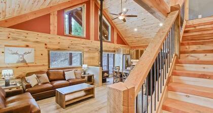 Serene and cozy updated log cabin in the woods