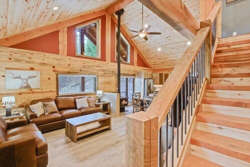 Serene and cozy updated log cabin in the woods