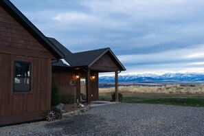 Exterior - Crazy Mountain Lodge (Clyde Park)