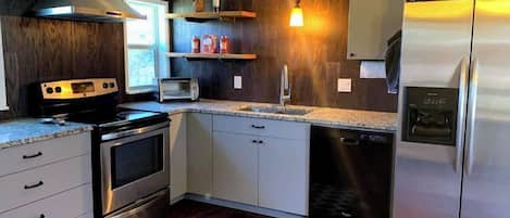 Een koelkast, een microgolfoven, een oven, een kookplaat