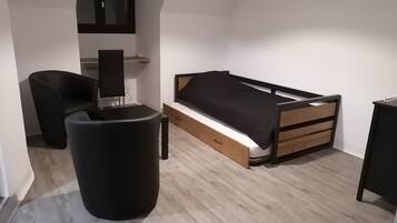 3 slaapkamers, een bureau, een strijkplank/strijkijzer, reisbedje