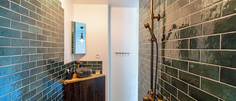 Badewanne, Haartrockner, Handtücher, Seife