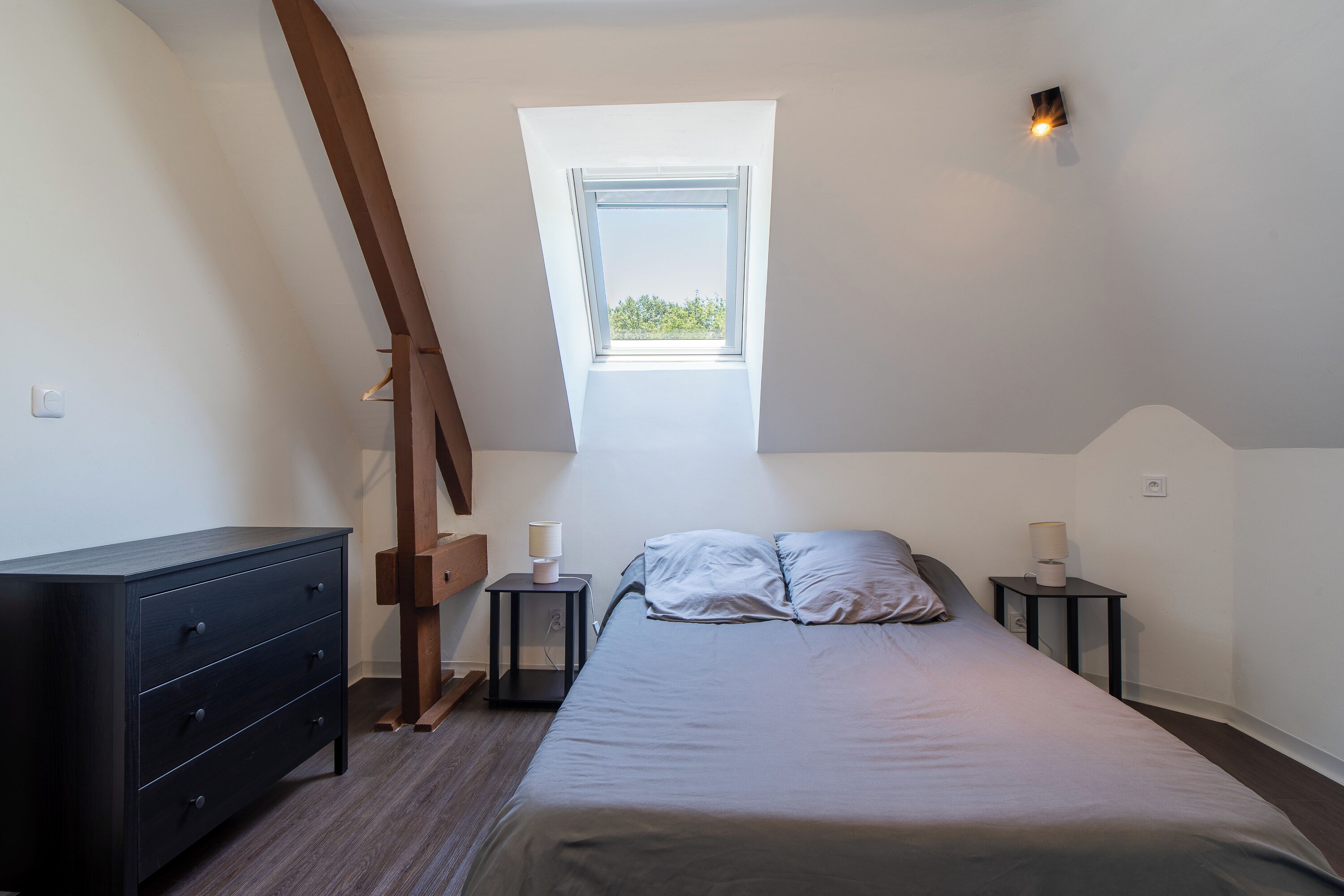 3 quartos, escrivaninha, ferros/tábuas de passar roupa, berço de viagem