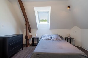 3 bedrooms, desk, iron/ironing board, travel crib