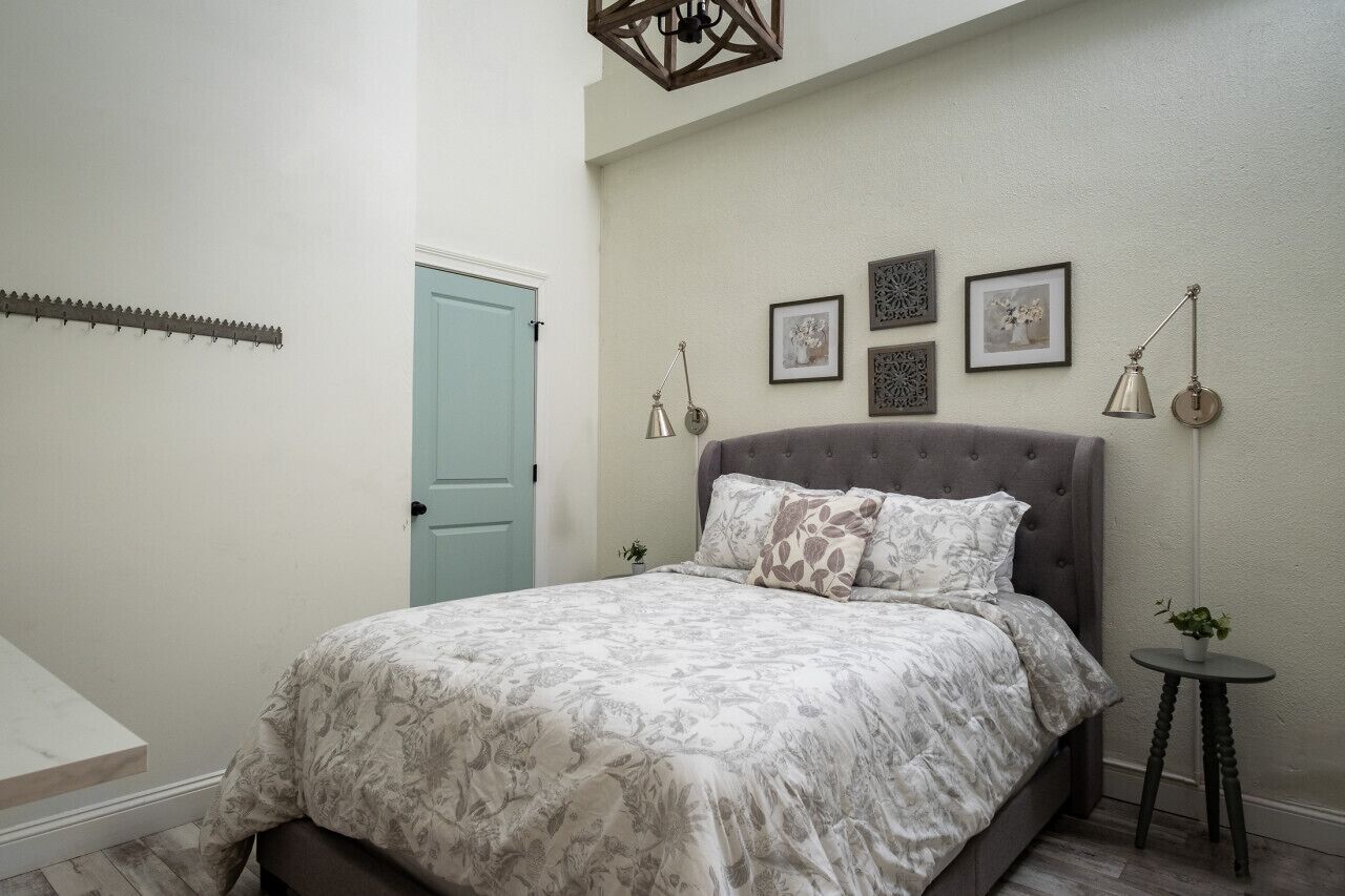 3 bedrooms, desk, iron/ironing board, travel crib