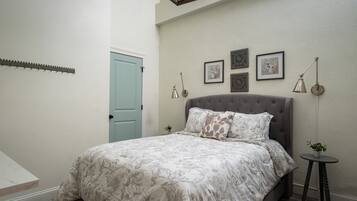 3 bedrooms, desk, iron/ironing board, travel crib