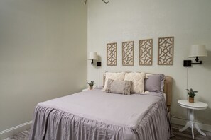 3 habitaciones, escritorio y tabla de planchar con plancha 