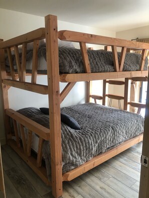 3 bedrooms, free WiFi, bed sheets