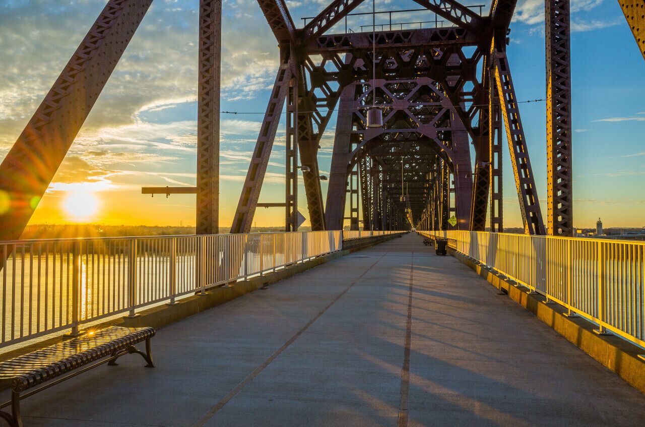Eine Brücke mit einem Gehweg und einer Bank.