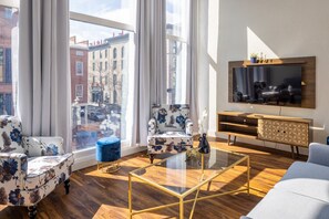 Smart TV - Gold Suite by Hollyhock. Executive-Level Living (Louisville)